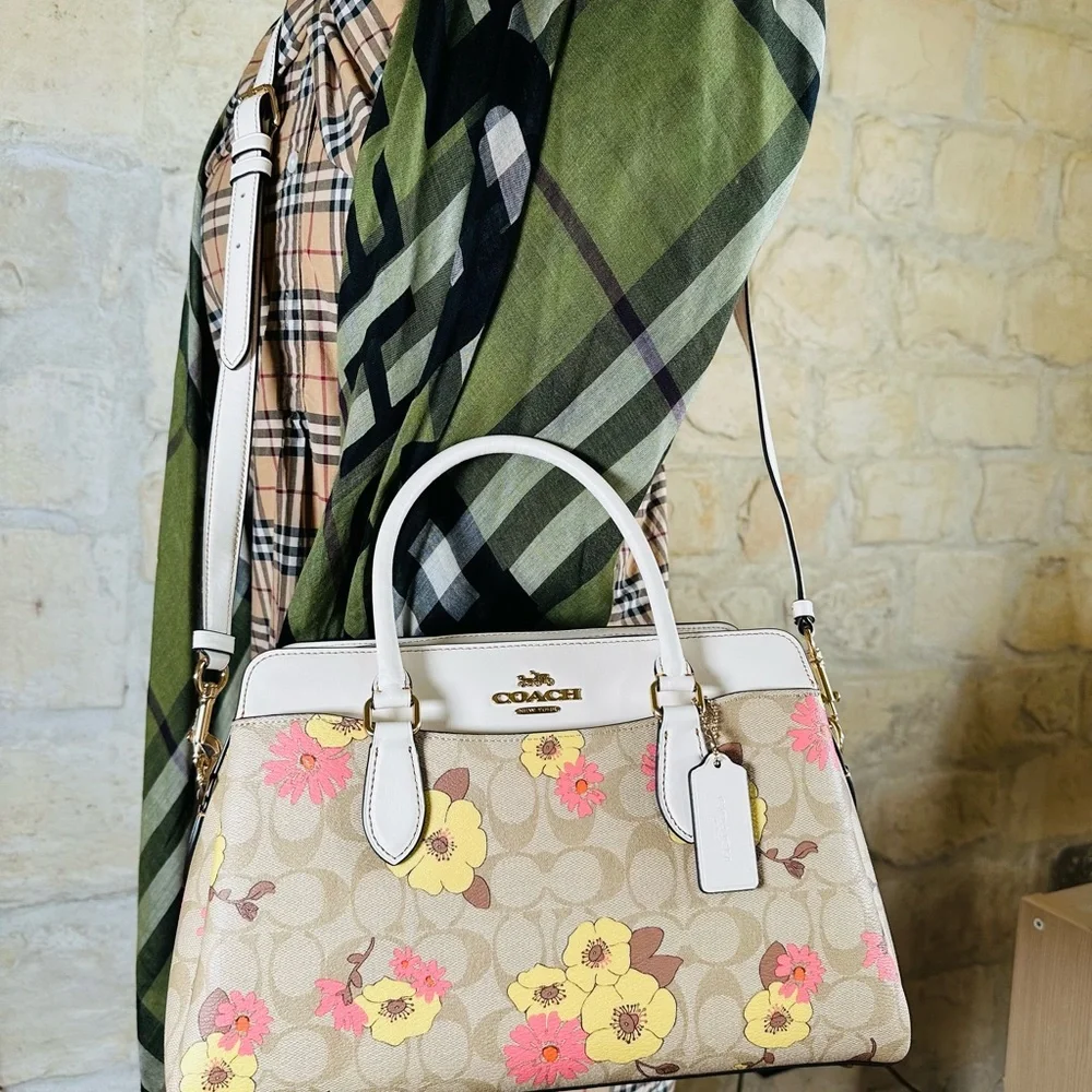 Coach - Picture 13 of 13